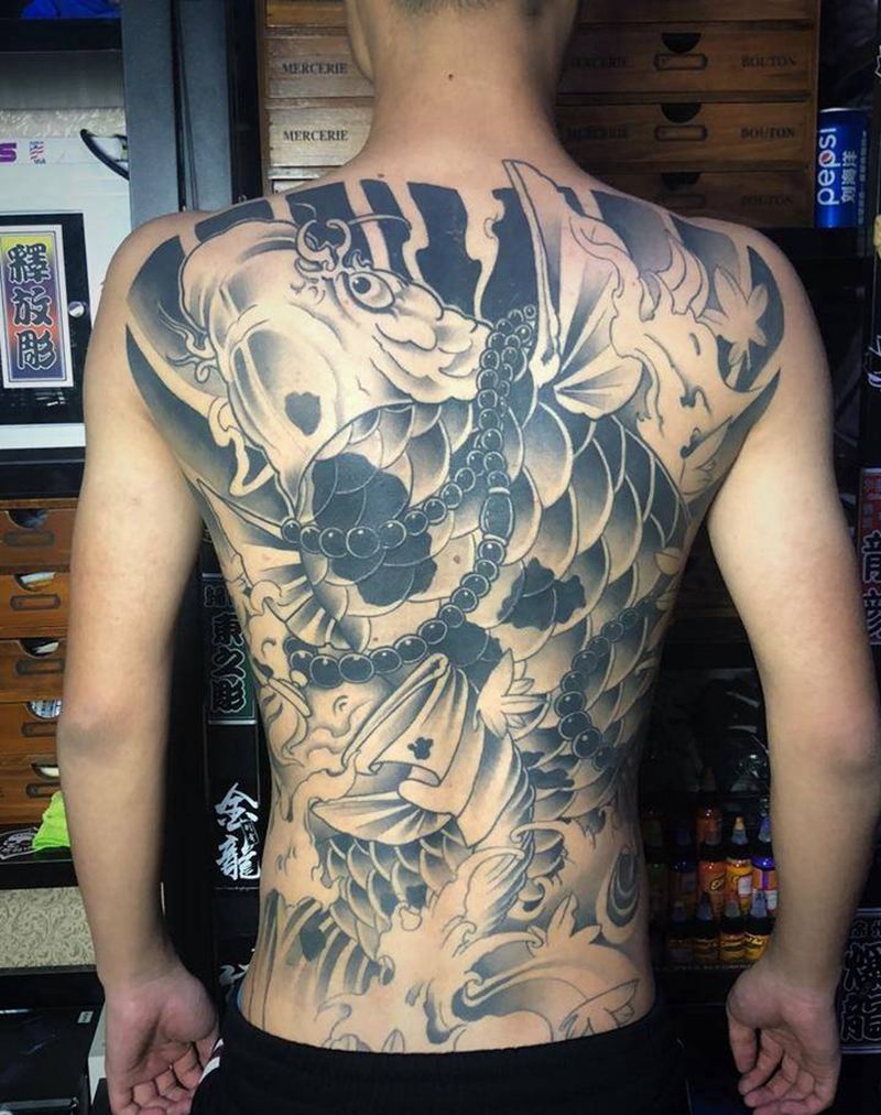 满背鲤鱼纹身图片