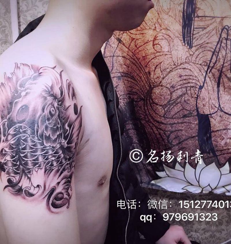 遮盖上臂字母纹身图片