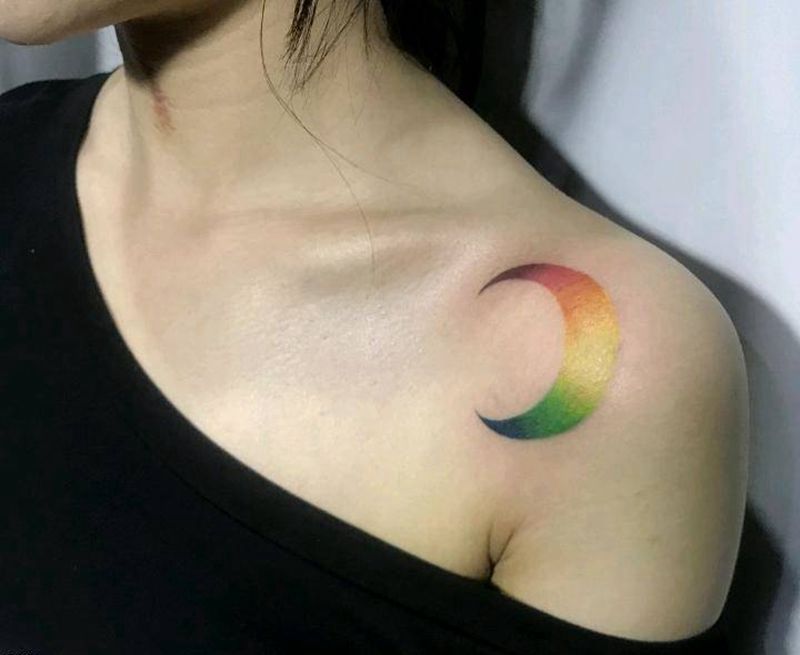 小清新纹身图片_肩部水彩New School纹身图案