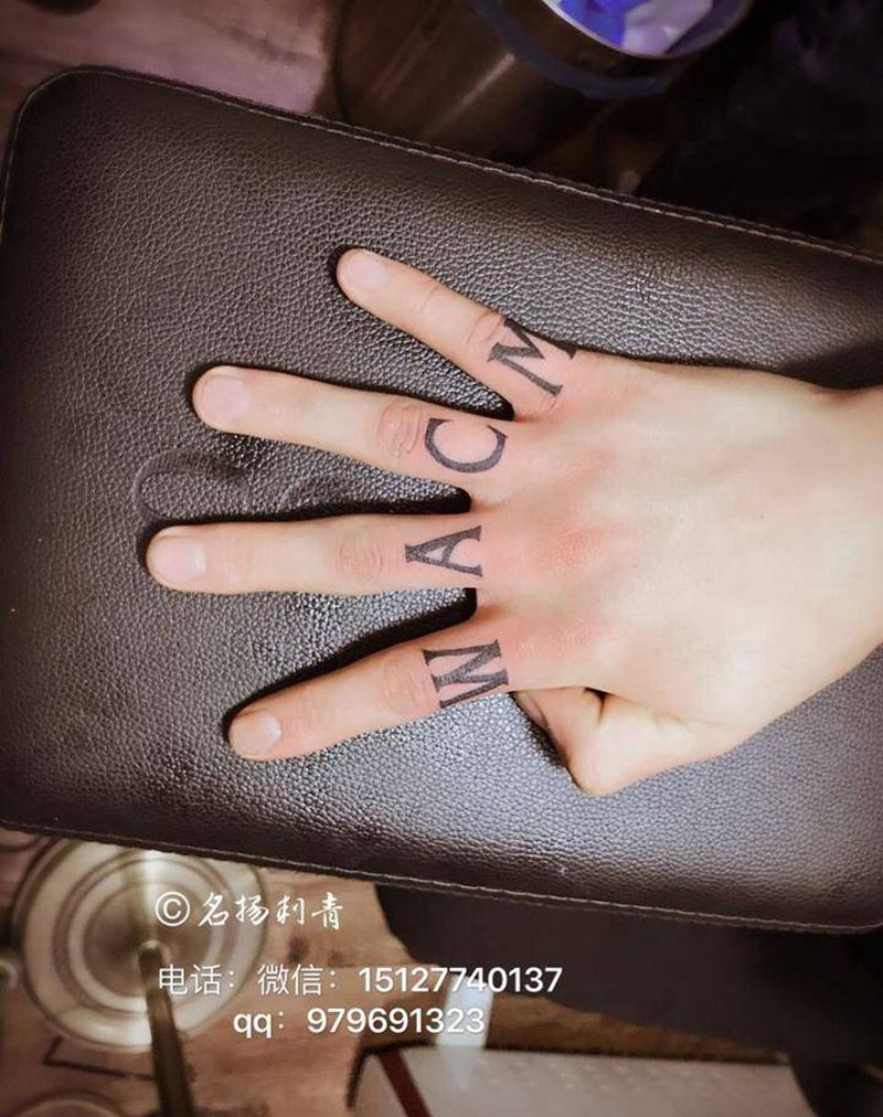手指字母纹身图片