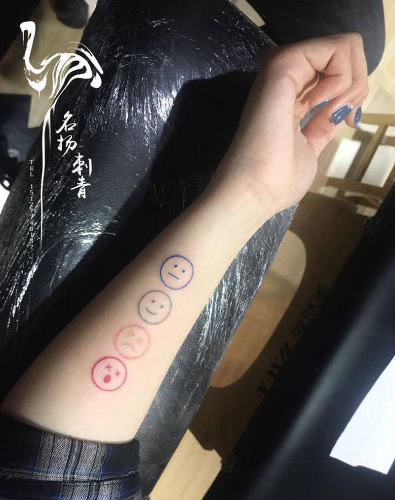 表情包纹身图片_手臂手部几何水彩纹身图案