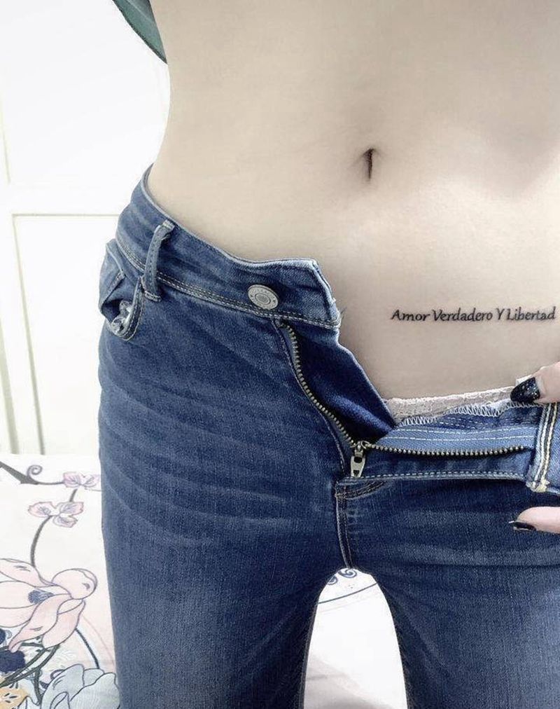 字母纹身图片_腹部花体字纹身图案