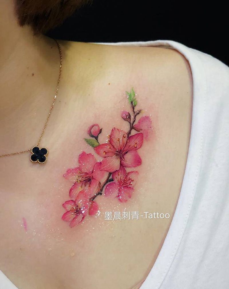 小花花纹身图片_胸部纹身图案