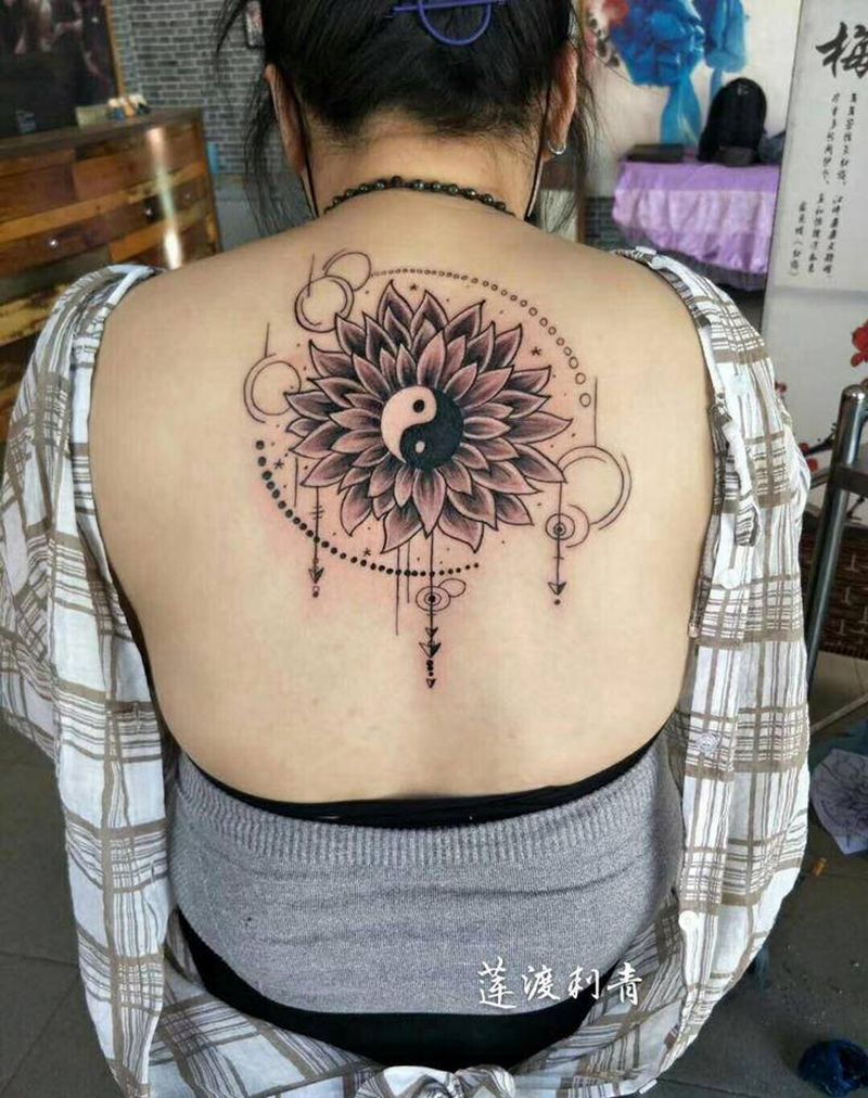 后背花完成纹身图片_背部肩部新传统纹身图案