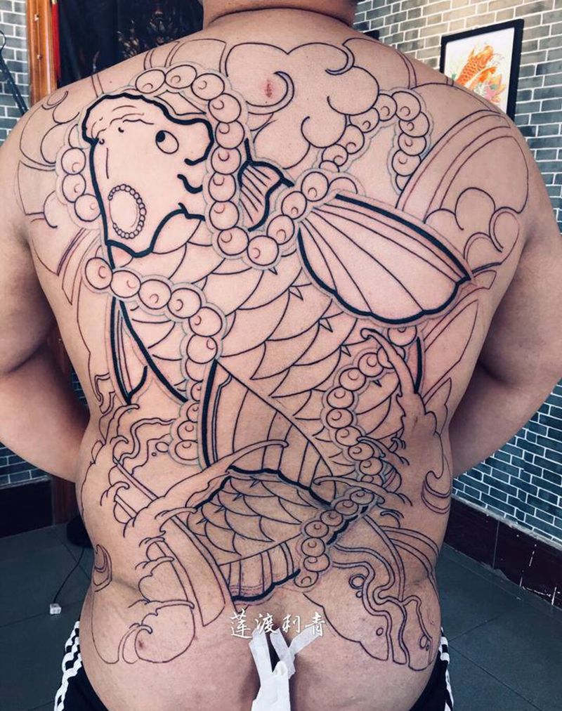 日式鲤鱼线条完成纹身图片_背部老传统纹身图案