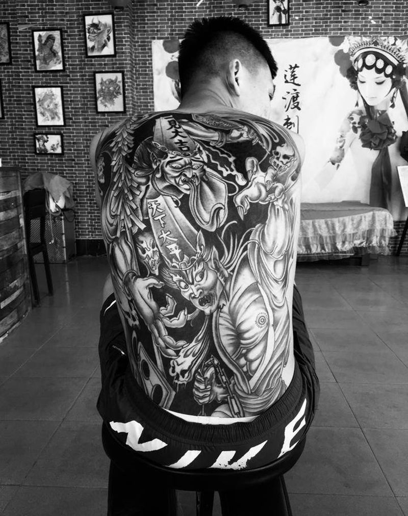 满背黑白无常纹身图片_背部腰部新传统纹身图案