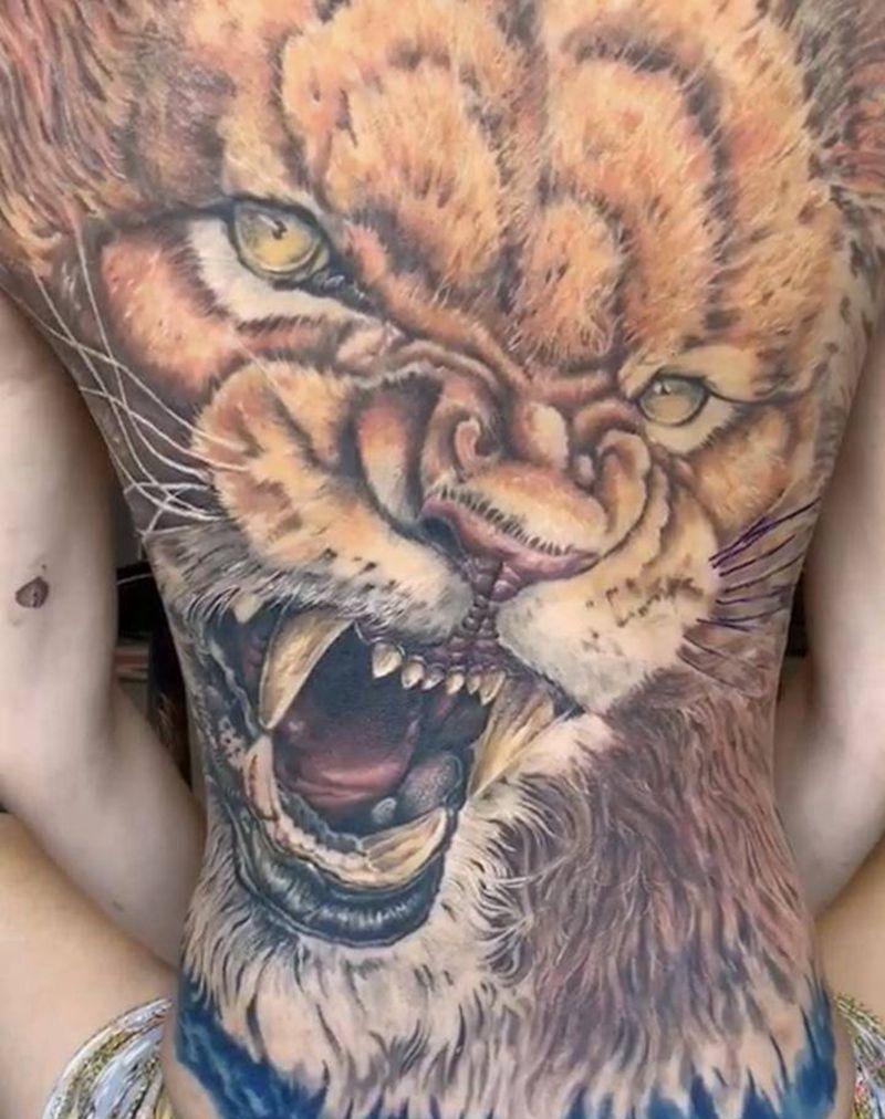 雄狮纹身图片_背部腿部新传统欧美写实纹身图案