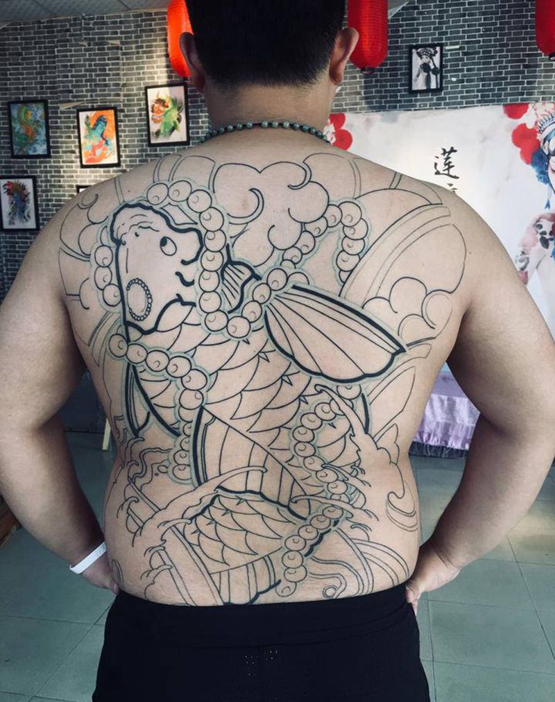 恢复好的满背鱼线条纹身图片_背部腰部老传统纹身图案