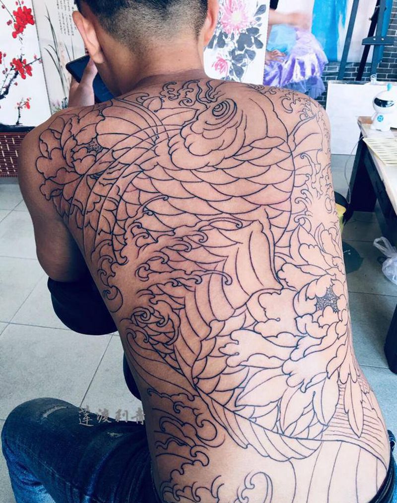 满背鱼线条完成纹身图片_背部腰部新传统纹身图案