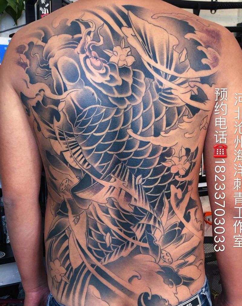 鲤鱼纹身图片_背部纹身图案