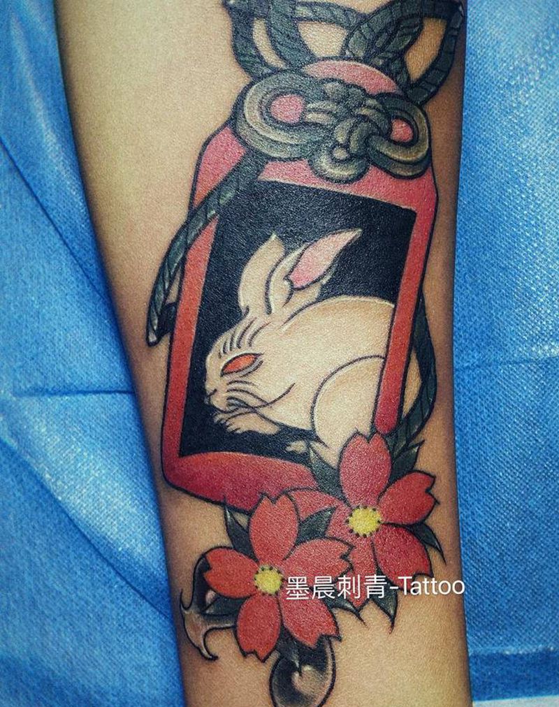 兔子平安袋纹身图片_手臂纹身图案