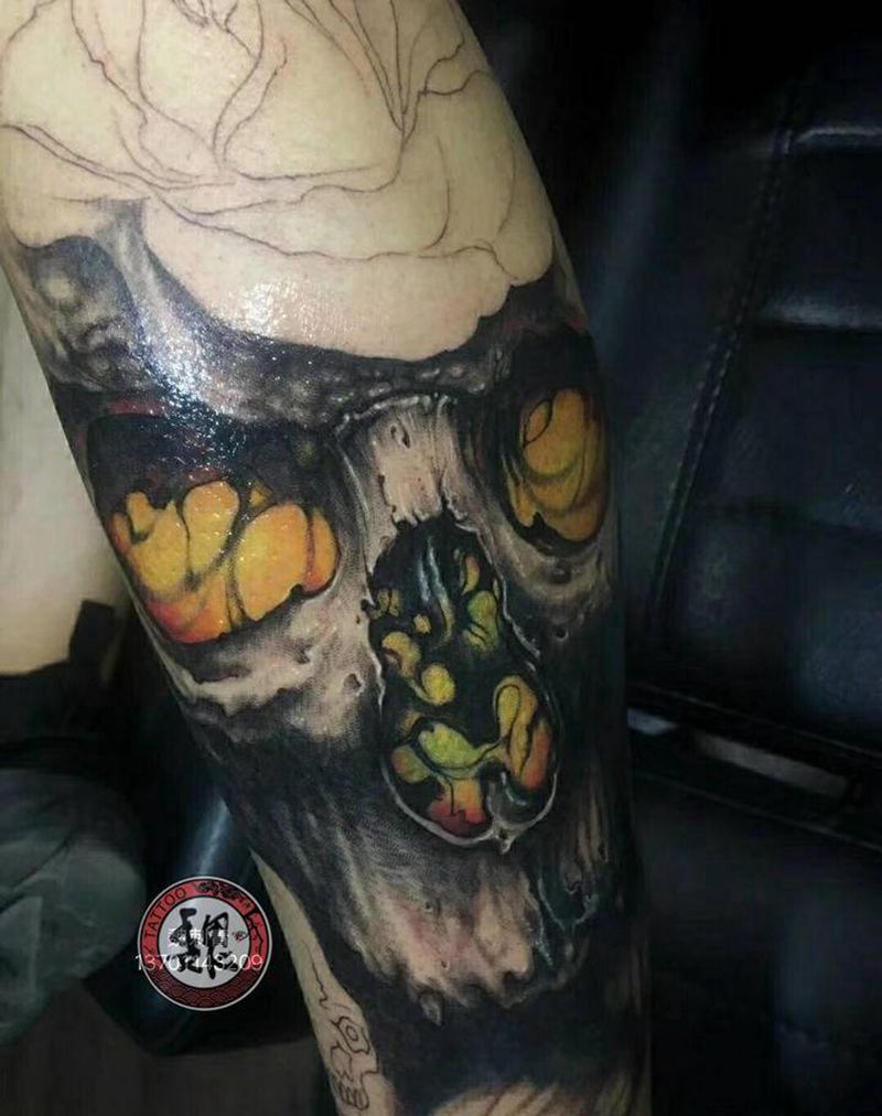 骷髅遮盖纹身图片_腿部纹身图案