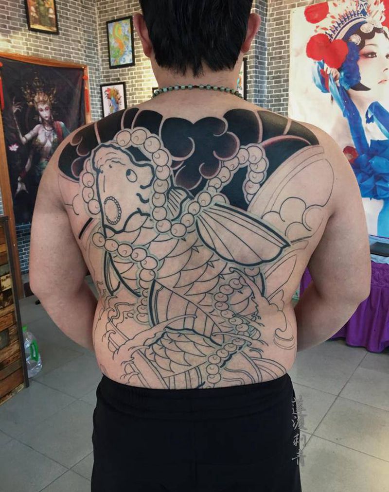 满背鲤鱼继续纹身图片_背部腰部老传统纹身图案