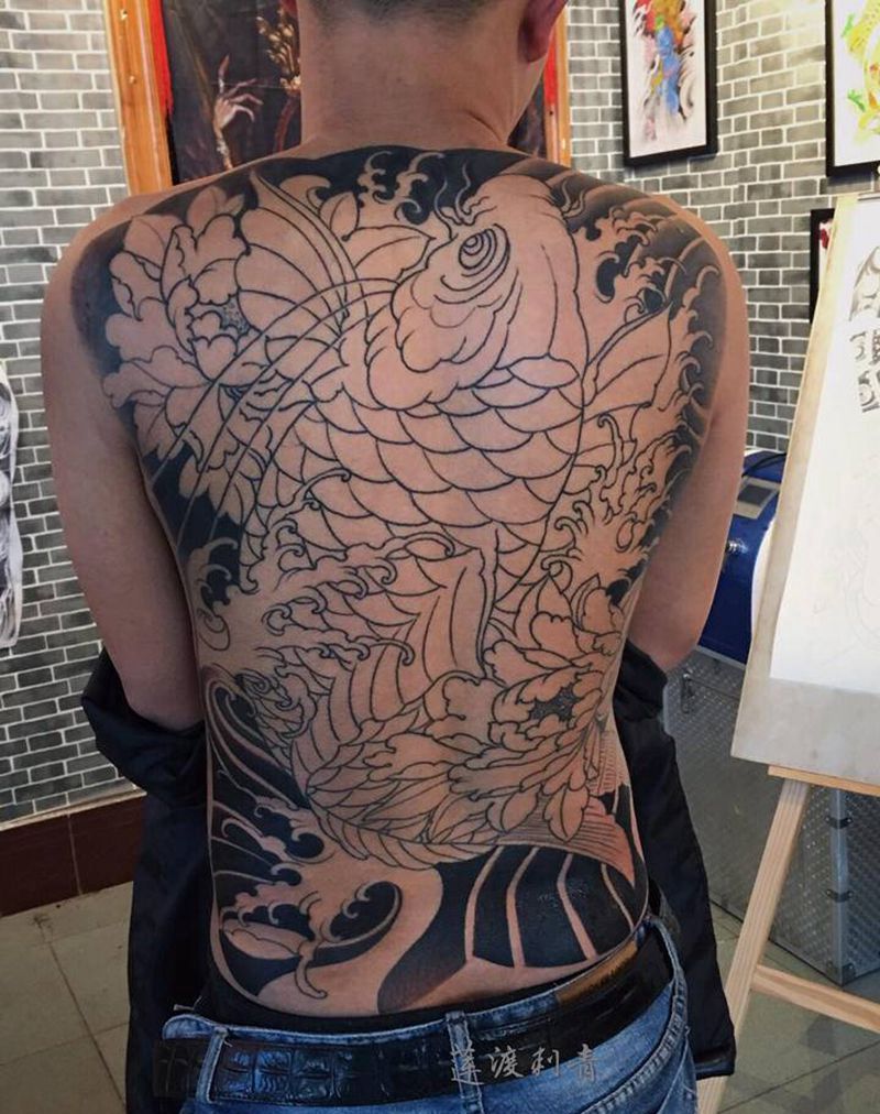 鲤鱼进度纹身图片_背部腰部老传统新传统纹身图案