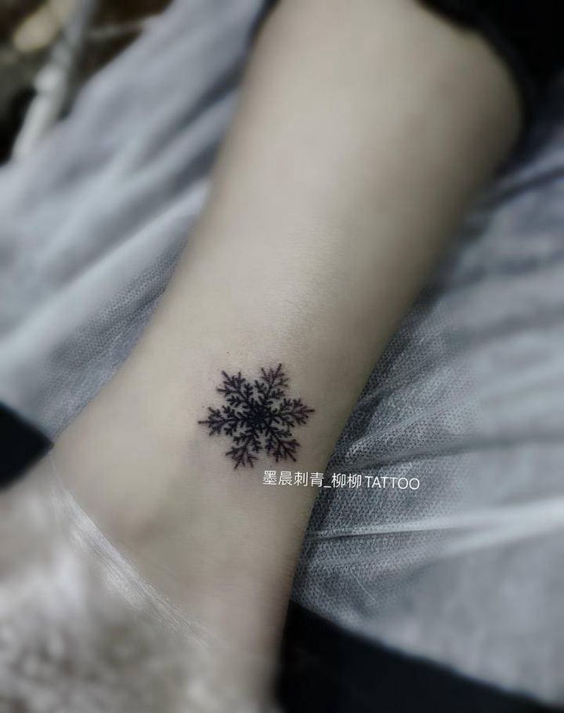 雪花纹身图片_脚部纹身图案