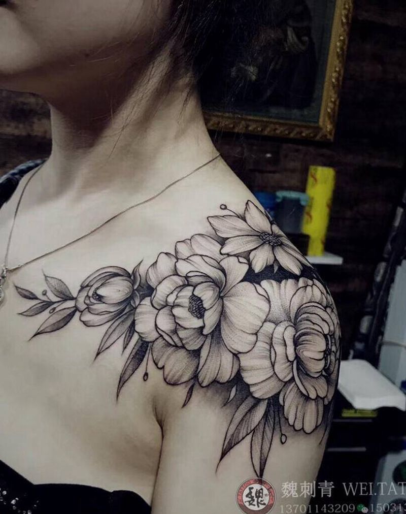 素花纹身图片_肩部点刺纹身图案