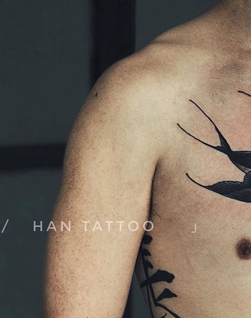 燕归纹身图片_胸部Old School纹身图案