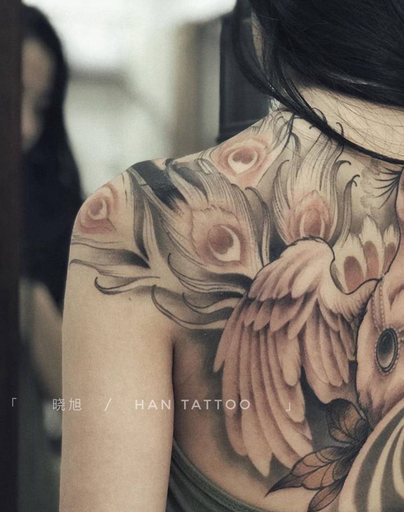 孔雀纹身图片_背部New School纹身图案