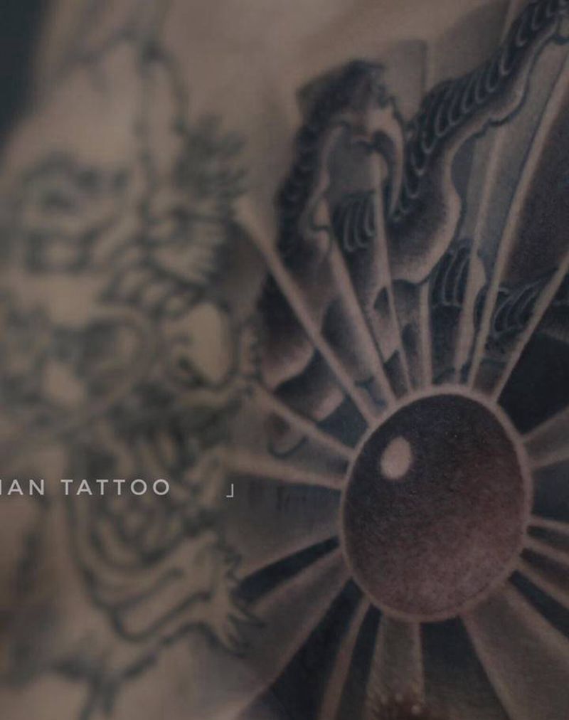 传统花胸局部纹身图片_胸部新传统纹身图案