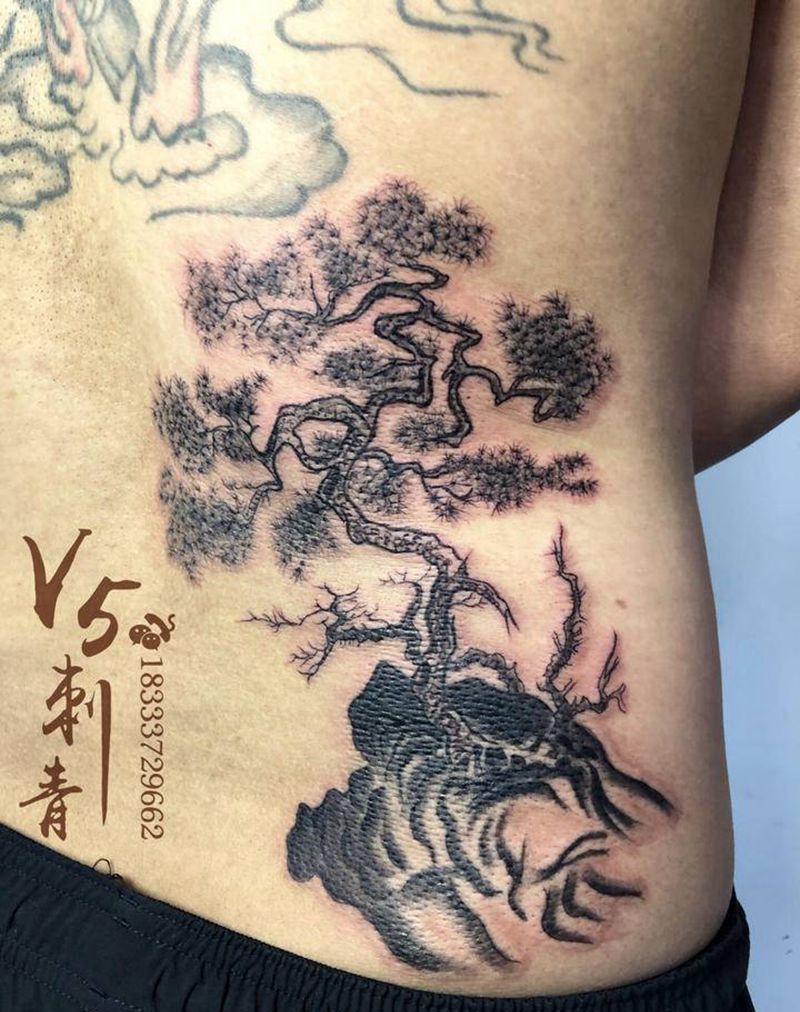 松树纹身图片_背部点刺松树山水纹身图案