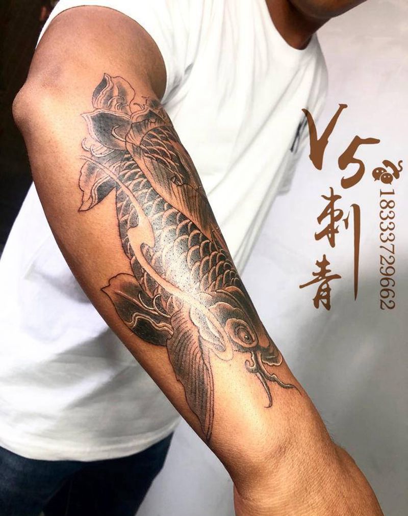 荷花锦鲤纹身图片_手臂新传统锦鲤荷花纹身图案