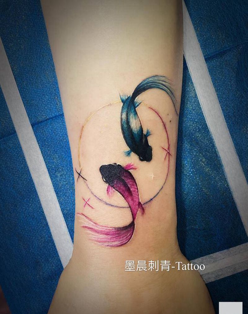 小金鱼纹身图片_手臂纹身图案