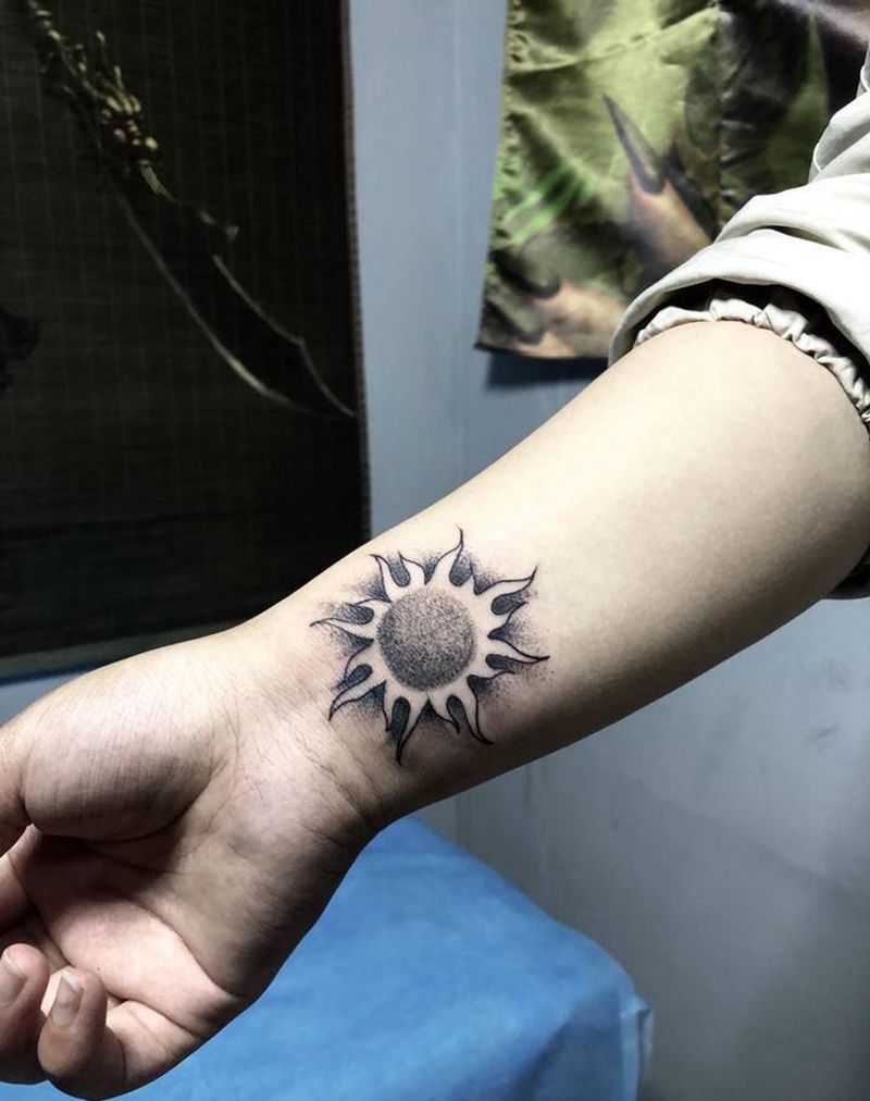 太阳月亮纹身图片_胸部手臂点刺太阳月亮纹身图案