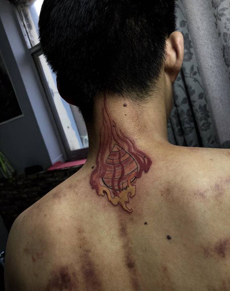 火丸纹身图片_颈部纹身图案