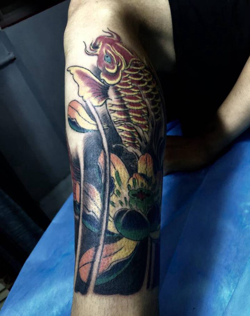 荷花锦鲤纹身图片_腿部新传统荷花鲤鱼锦鲤纹身图案