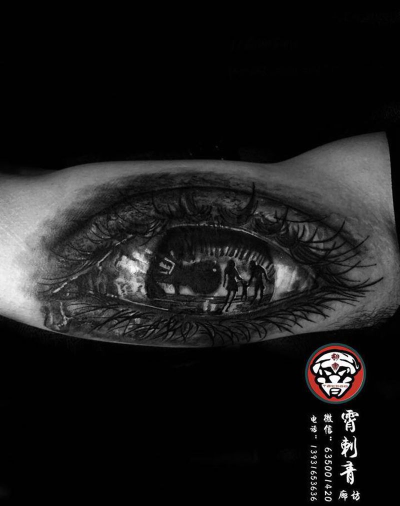 孩子眼中的父母纹身图片_手臂欧美写实眼睛.背影纹身图案