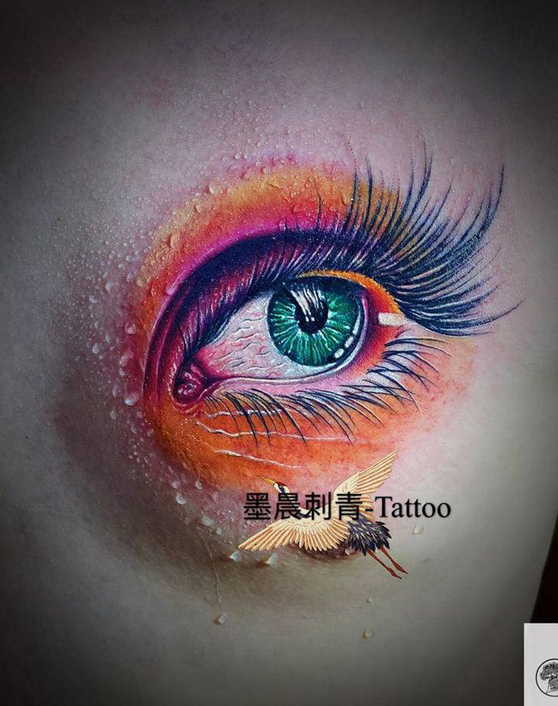 大眼睛纹身图片_胸部纹身图案