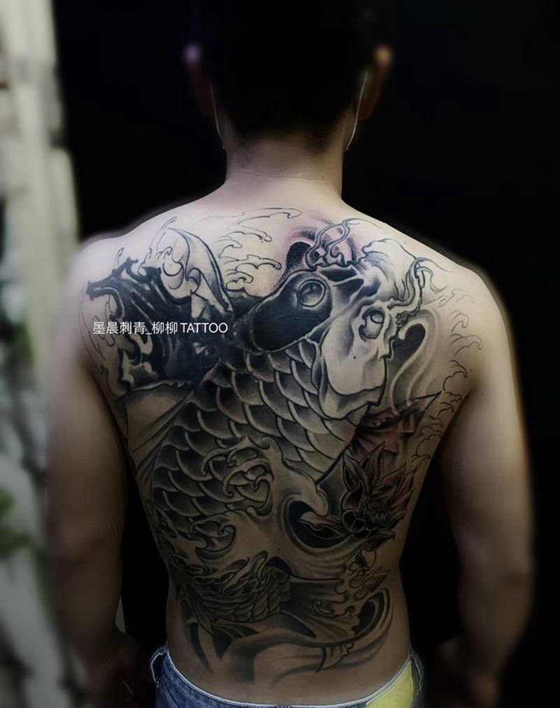 鱼纹身图片_背部纹身图案