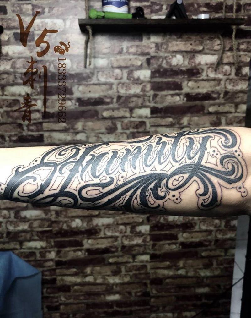 Family纹身图片_手臂花体字纹身图案