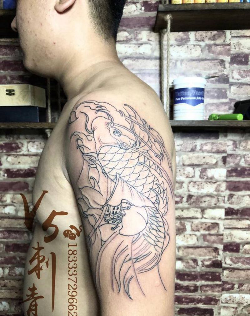 大臂鲤鱼割线纹身图片_手臂新传统鱼纹身图案