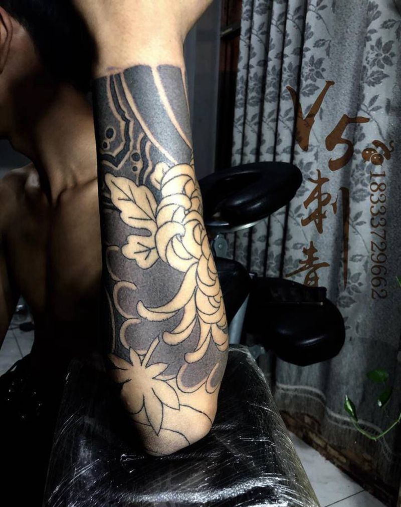 雾……纹身图片_手臂老传统菊花鱼纹身图案