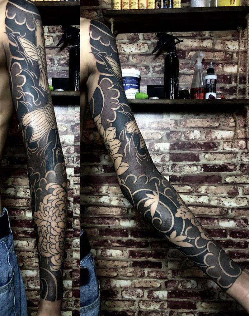 老传统花臂纹身图片_手臂老传统鱼荷花菊花纹身图案