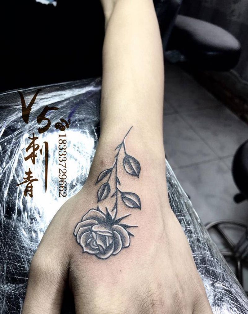 玫瑰纹身图片_手部玫瑰花纹身图案