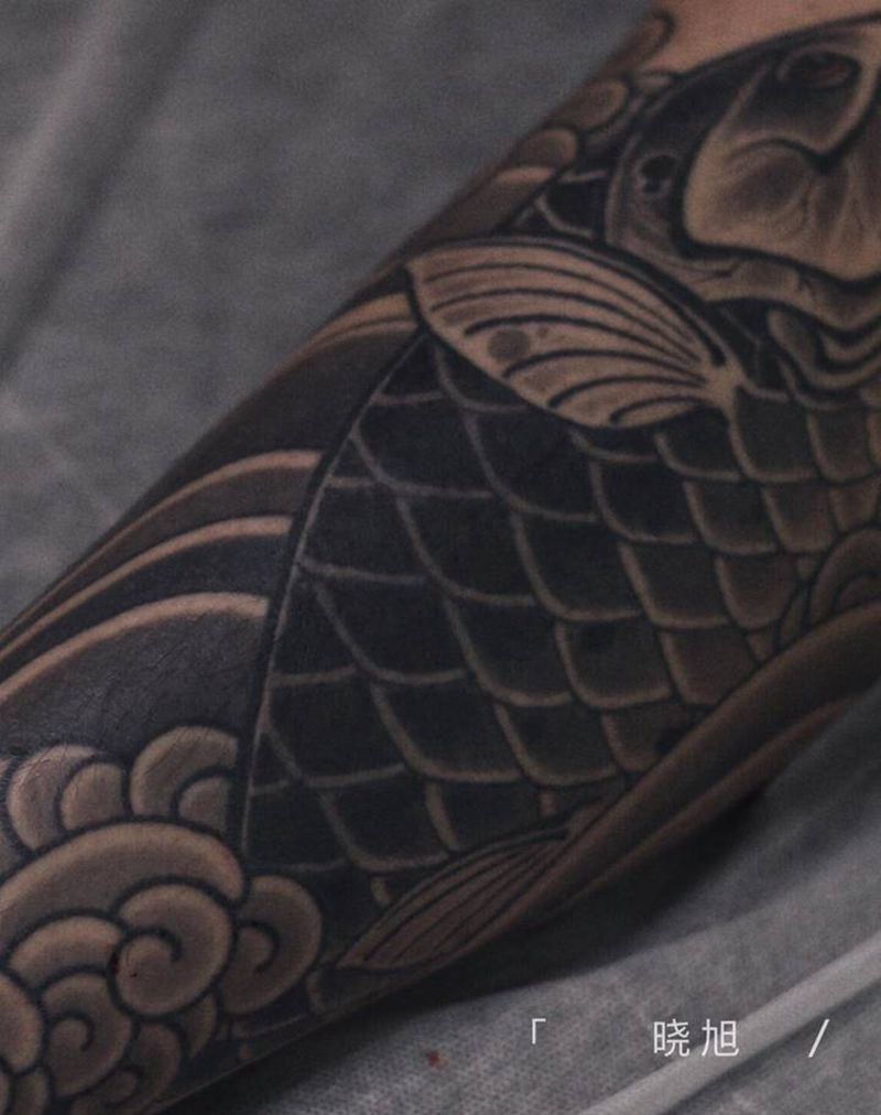 日式鱼包小腿纹身图片_腿部新传统纹身图案