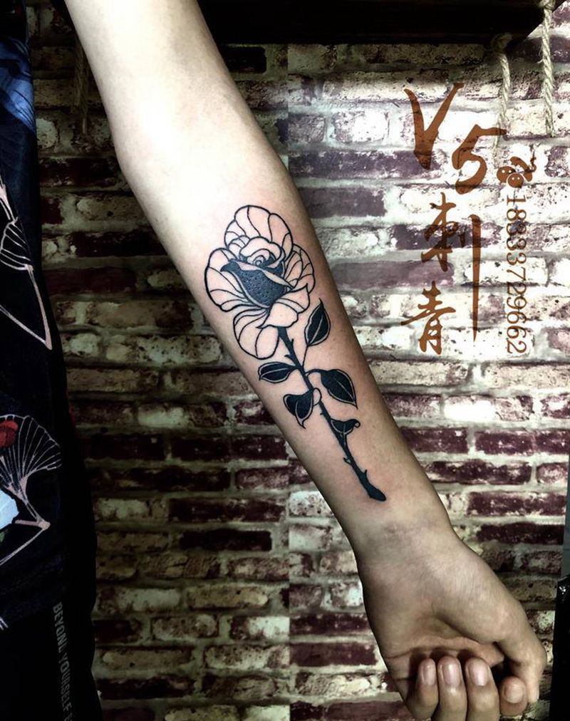 暗黑玫瑰纹身图片_手臂玫瑰纹身图案