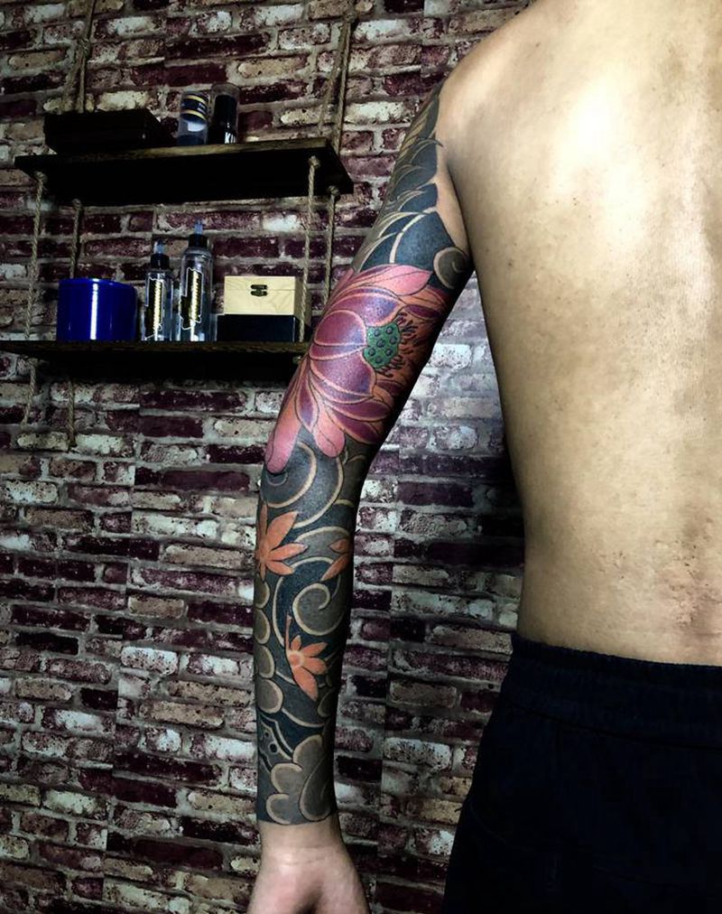 老传统花臂纹身图片_手臂老传统荷花纹身图案