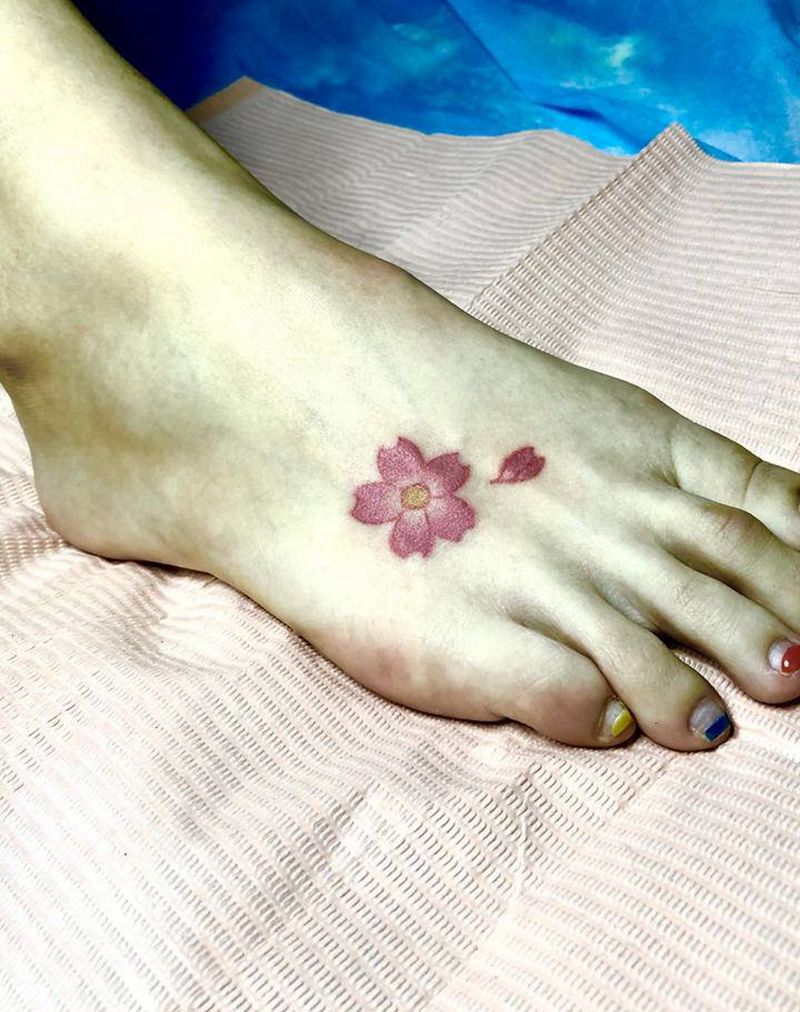 樱花纹身图片_脚部小清新纹身图案