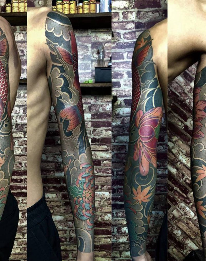 锦鲤菊花臂纹身图片_手臂老传统鱼荷花菊花纹身图案