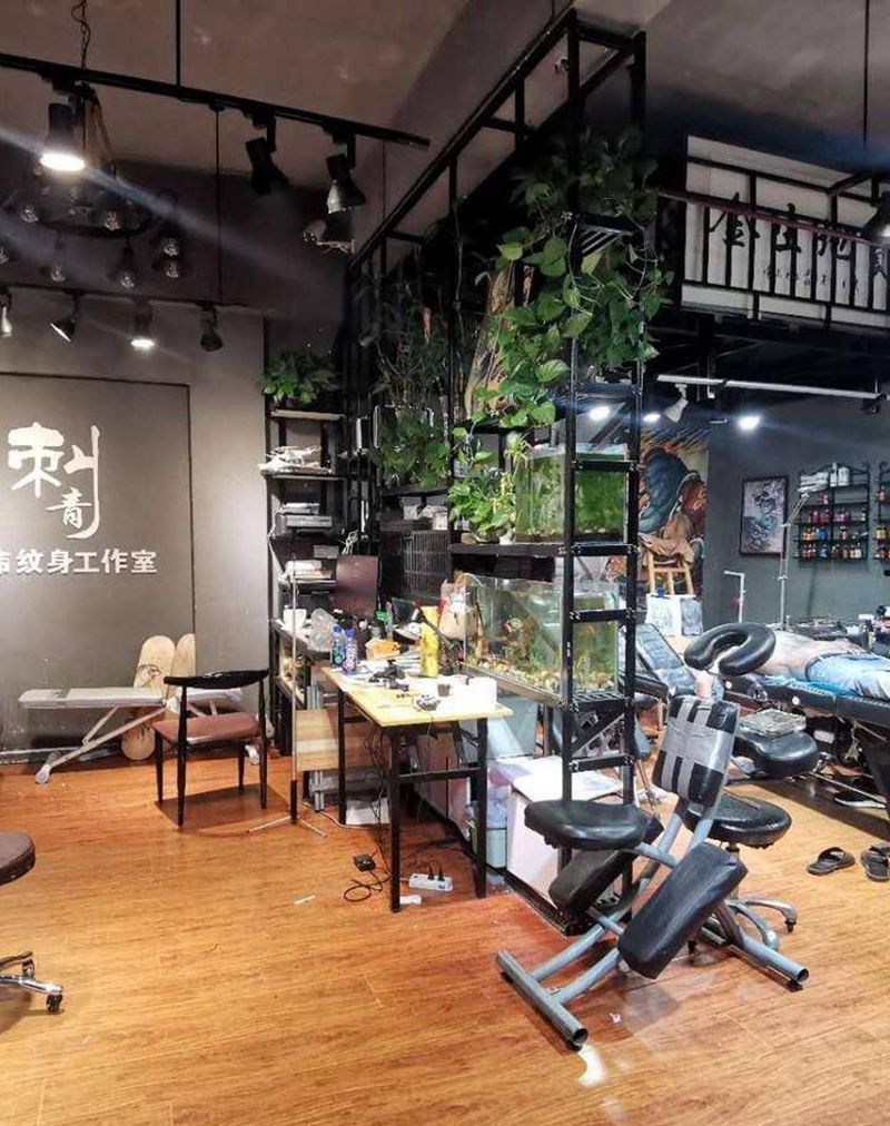 本店纹身图片_胸部几何纹身图案