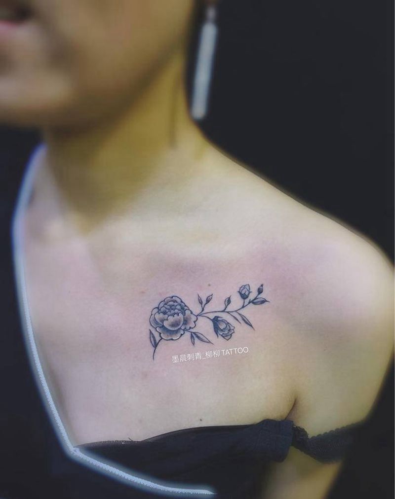 小花纹身图片_胸部纹身图案