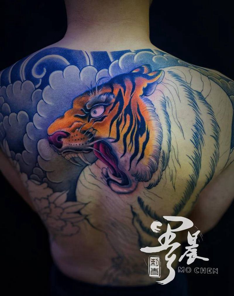 脑斧纹身图片_背部老传统纹身图案