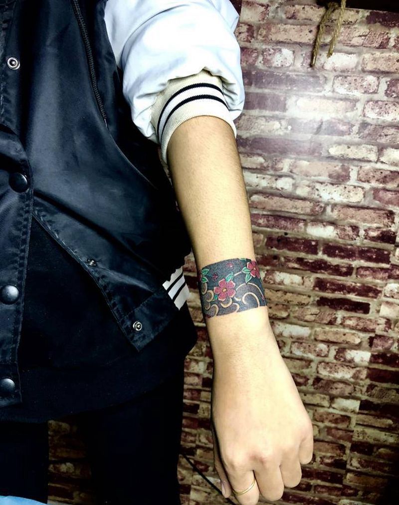 老传统樱花臂环纹身图片_手臂老传统樱花臂环纹身图案