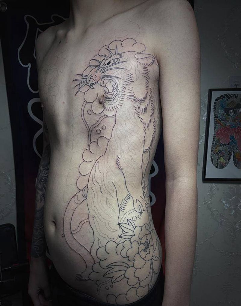 老虎纹身图片_胸部腹部老传统纹身图案