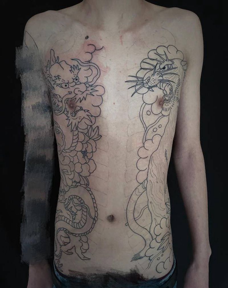 龙 虎纹身图片_胸部老传统纹身图案