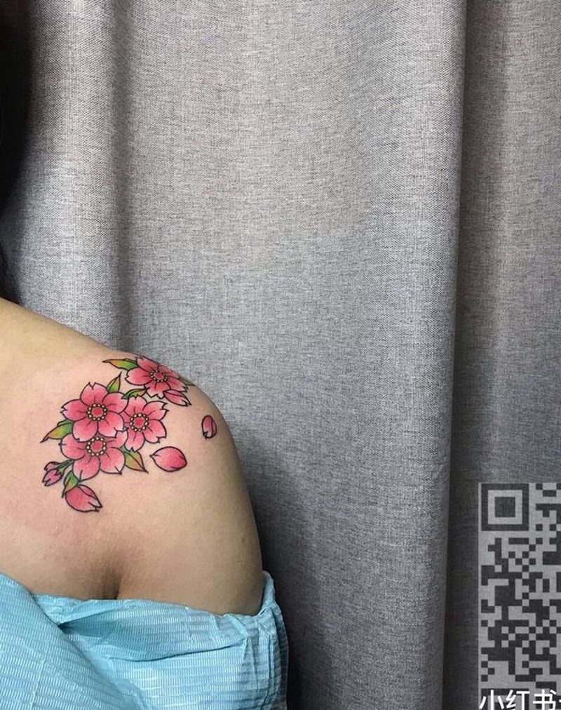 肩部樱花纹身图片_肩部纹身图案