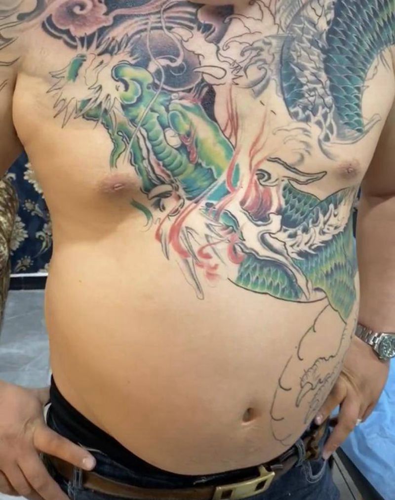 龙纹身图片_肩部胸部新传统水墨纹身图案